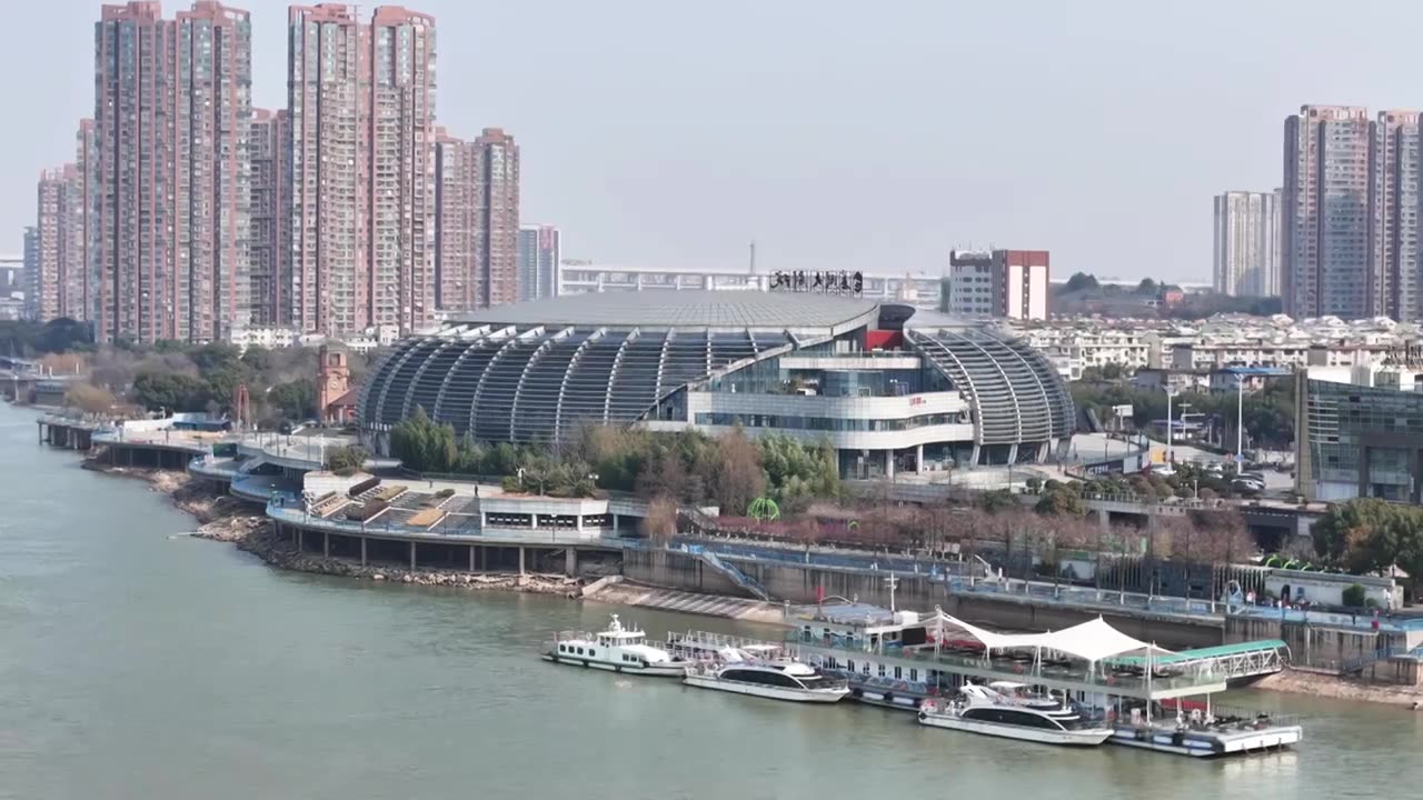 安徽省芜湖市长江沿岸城市风光全景图视频下载