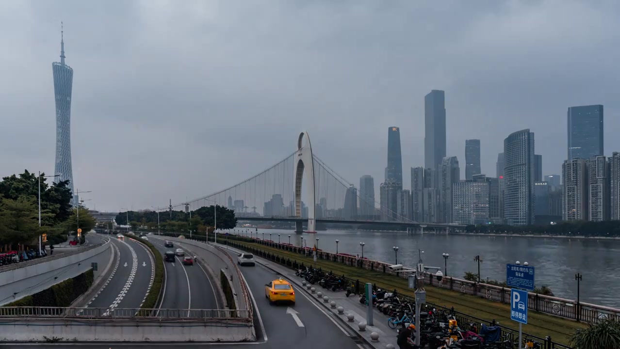 广州地标建筑阴雨天的夜景延时视频素材