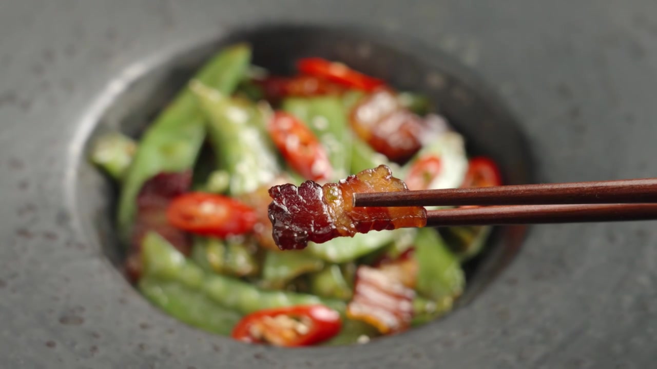 筷子夹起一片腊肉美食特写视频素材