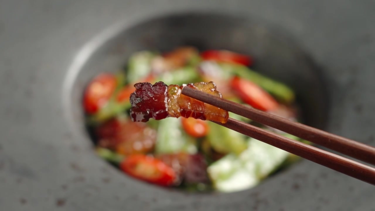 筷子夹起一片腊肉美食特写视频素材