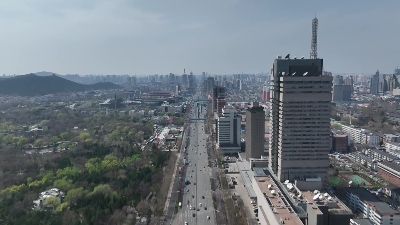 中国山东济南经十路城市天际线航拍 山东大学（千佛山校区） 济南泉城公园 山东广播电视台视频素材