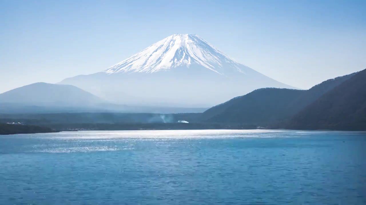 日本山梨县本栖湖晨雾飘渺中的富士山视频素材