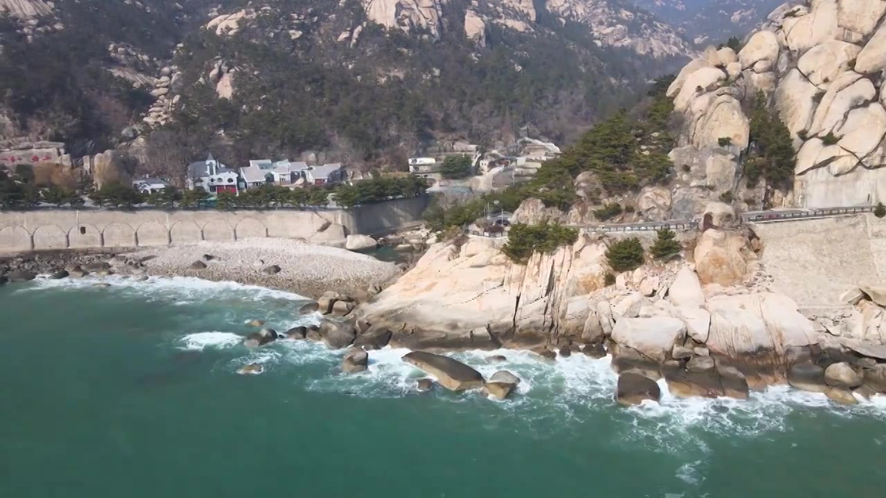 航拍海青岛崂山山脚滨岩石波浪视频素材