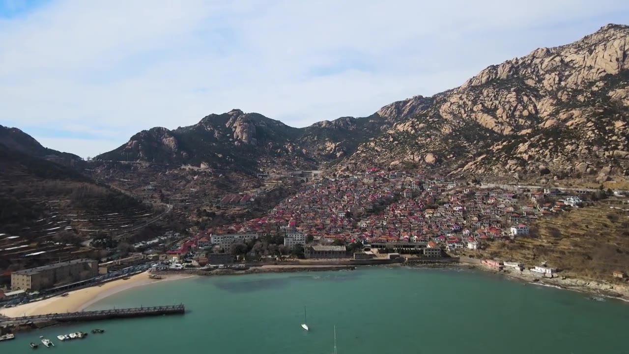 航拍青岛崂山青山渔村港口全景视频素材