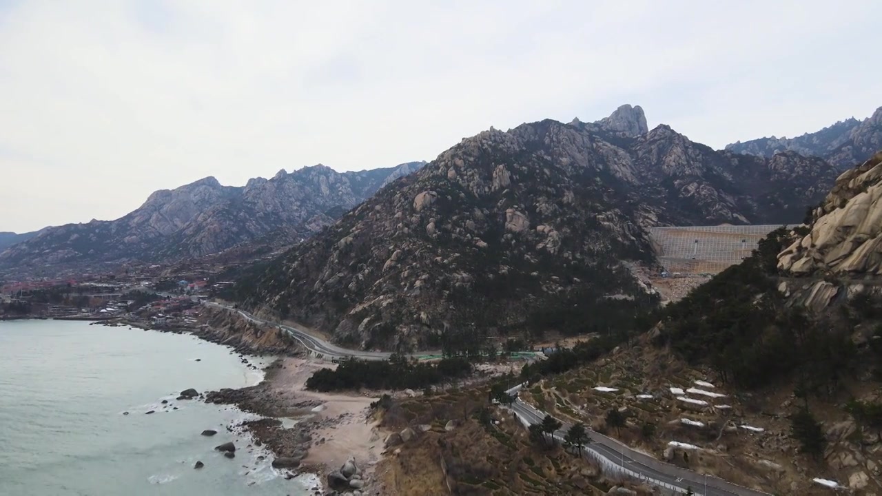 航拍青岛崂山泉心河海滨山峰视频素材