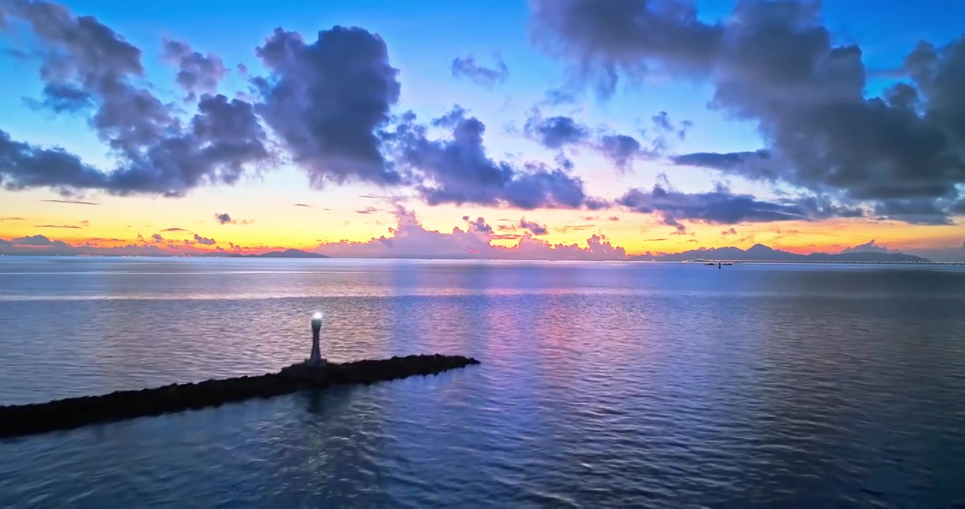 空中向前拍摄海洋自然风光在日出视频素材