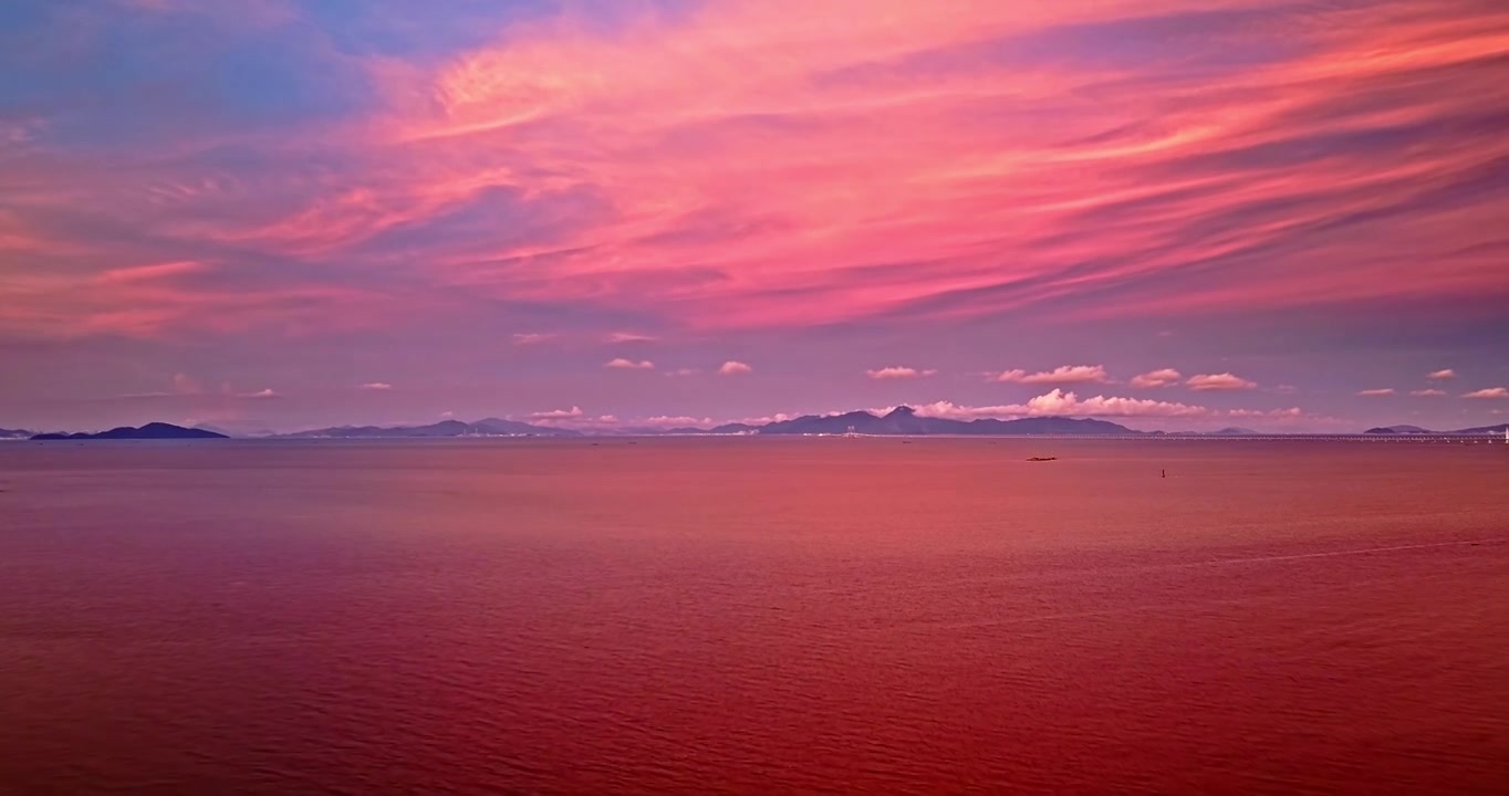 空中向前拍摄海洋自然风光在日出视频素材