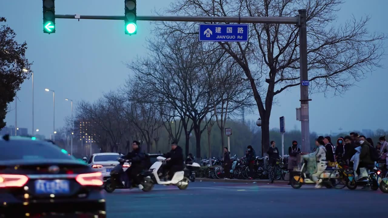 城市夜景下班路上视频素材