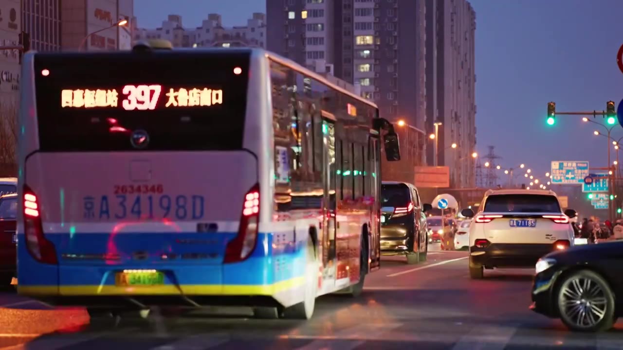 城市夜景下班路上视频下载