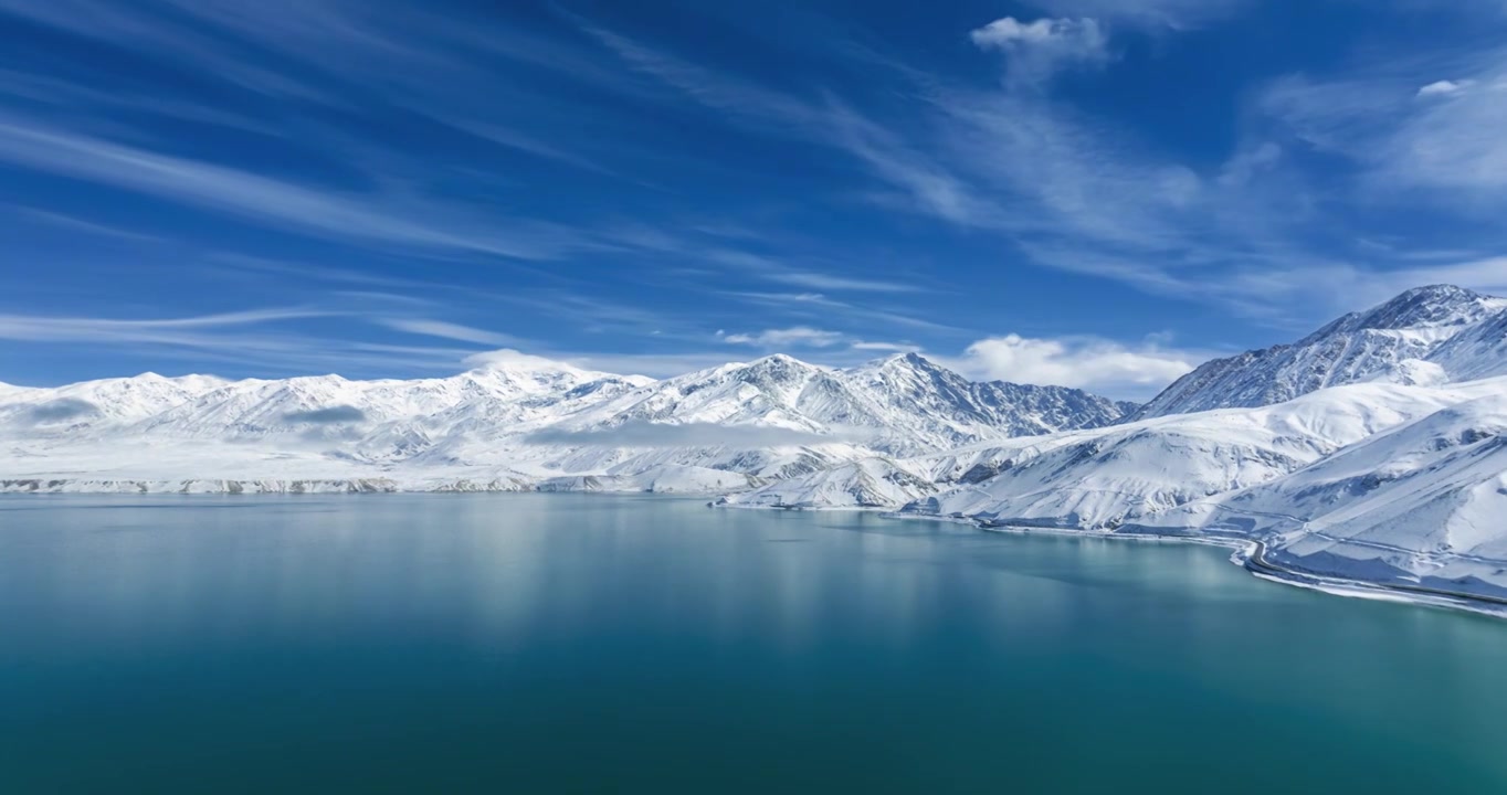 （延时）新疆帕米尔高原昆仑雪山白沙湖高原湖泊雪景航拍视频素材