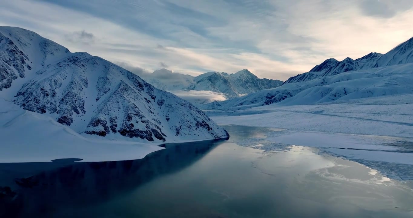 新疆帕米尔高原昆仑雪山白沙湖日出航拍视频素材