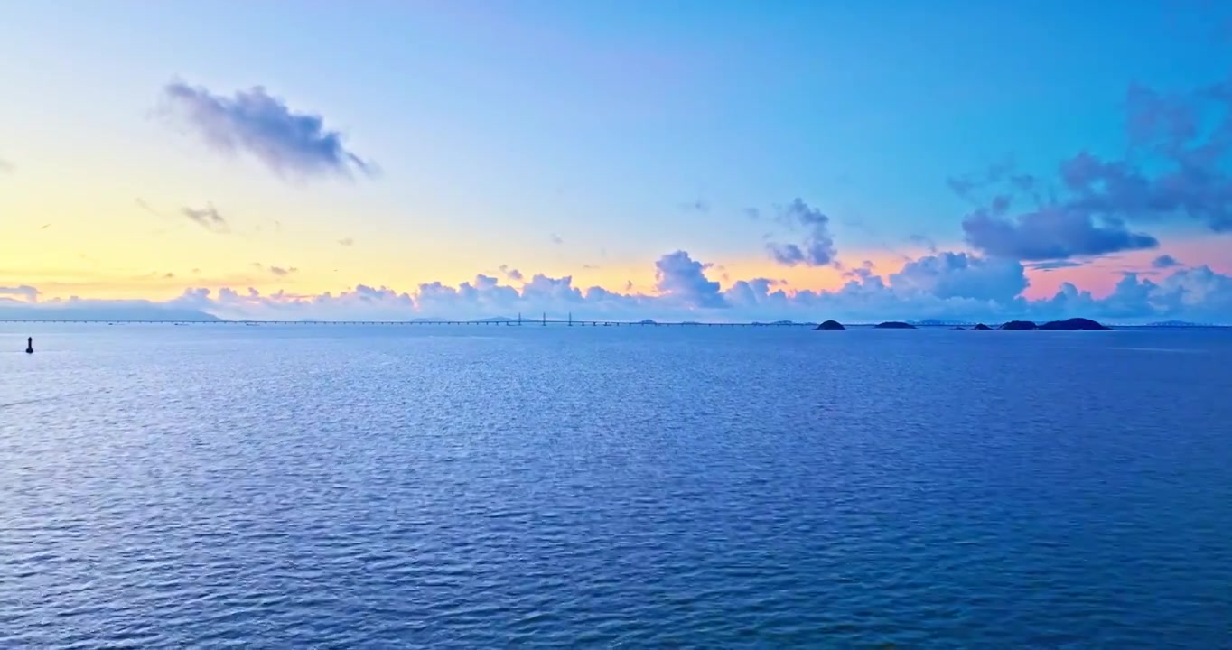 空中向前拍摄海洋自然风光在日出视频素材