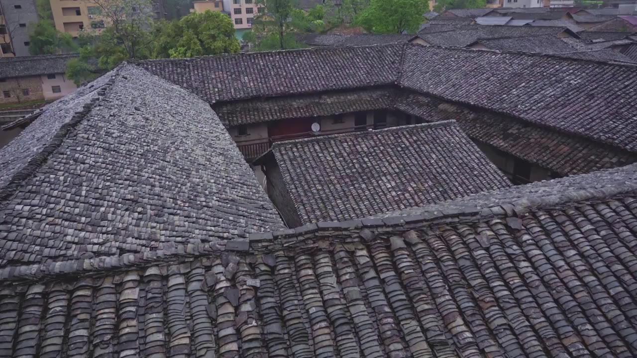 江西赣州燕冀围中式建筑雨天禅意空镜头视频素材