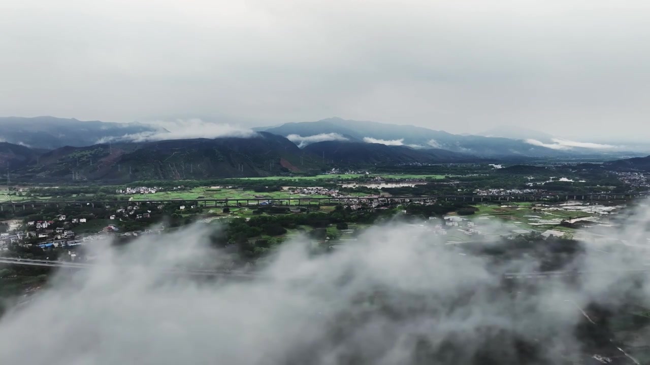 春天桂林山区雨后云雾缭绕中的高速公路视频素材