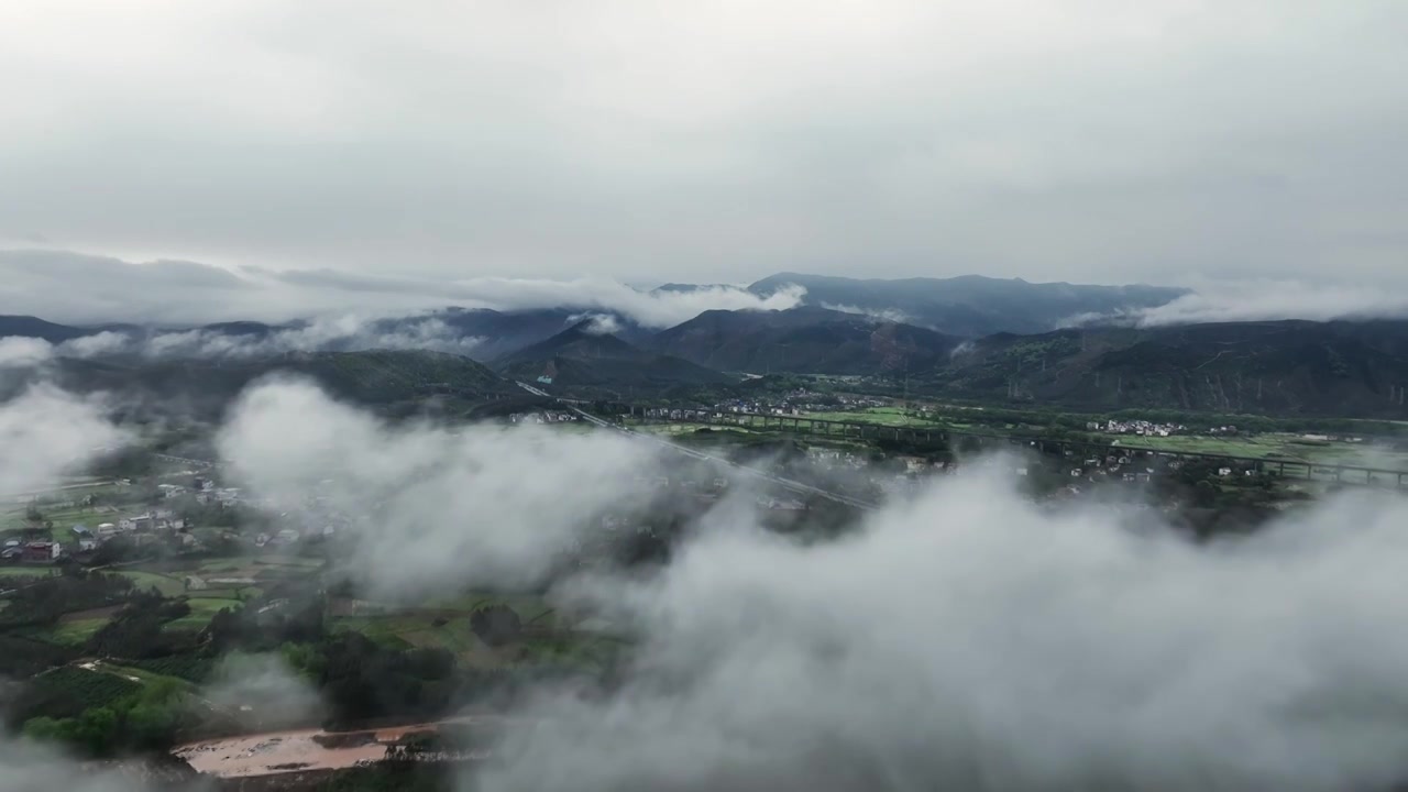 春天桂林山区雨后云雾缭绕中的高速公路视频素材