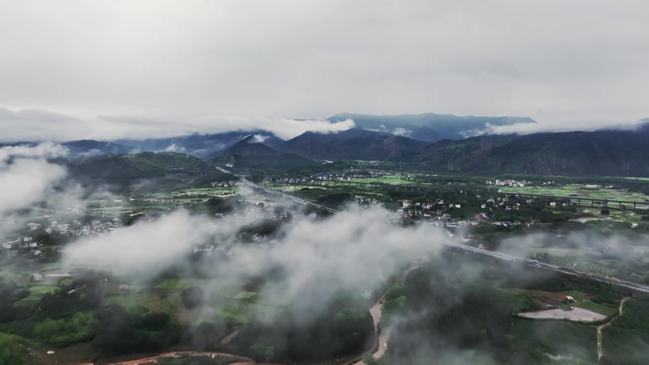 春天桂林山区雨后云雾缭绕中的高速公路视频素材