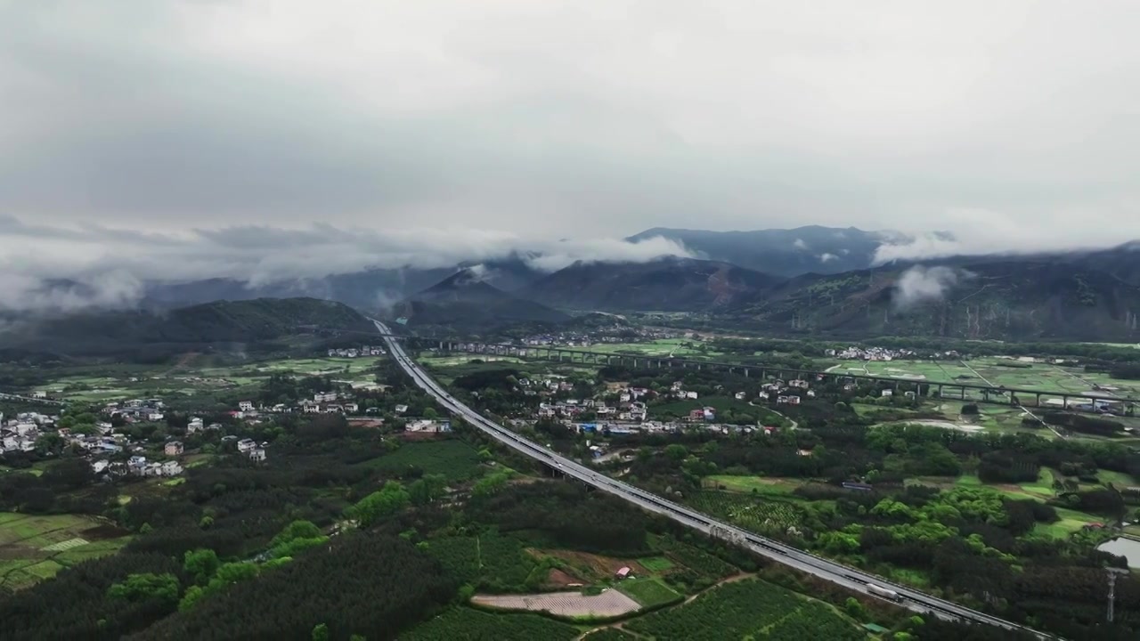 春天桂林山区雨后云雾缭绕中的高速公路视频素材