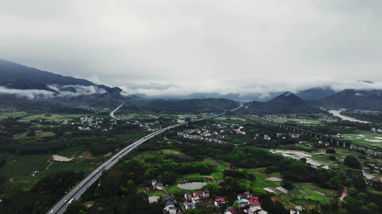 春天桂林山区雨后云雾缭绕中的高速公路视频素材