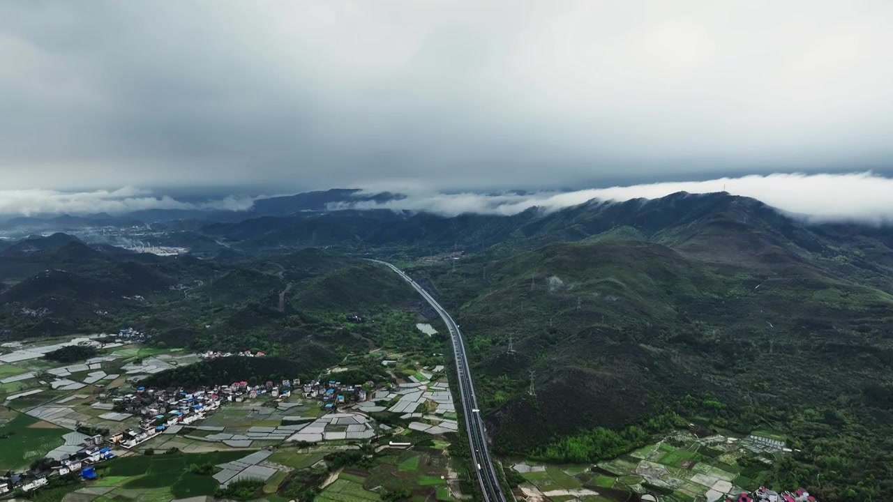 春天桂林山区雨后云雾缭绕中的高速公路视频素材