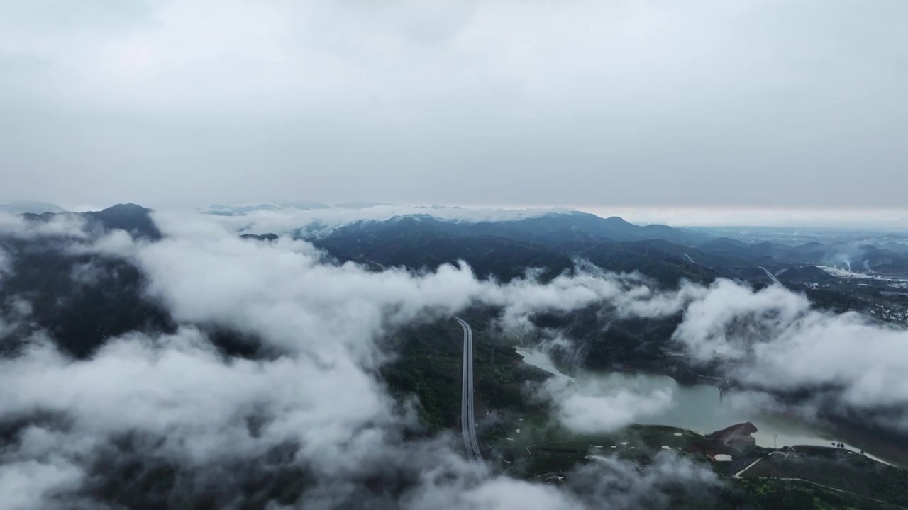 春天桂林山区雨后云雾缭绕中的高速公路视频素材