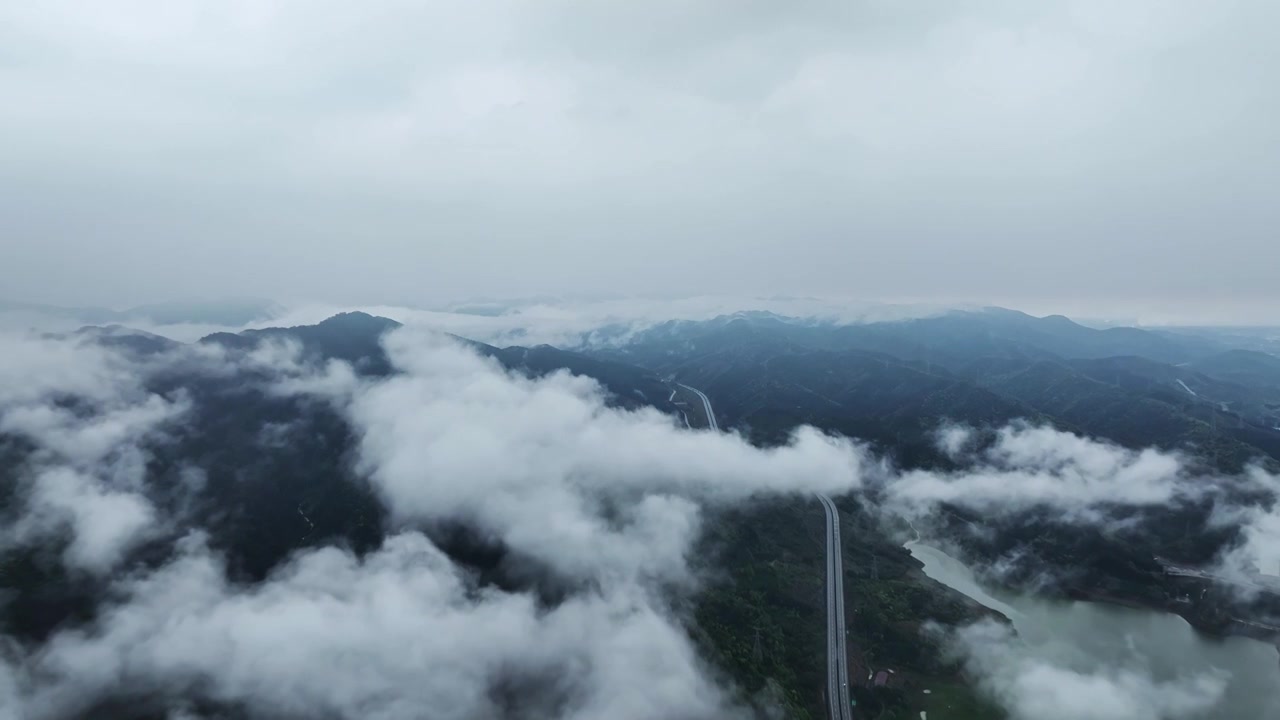 春天桂林山区雨后云雾缭绕中的高速公路视频素材