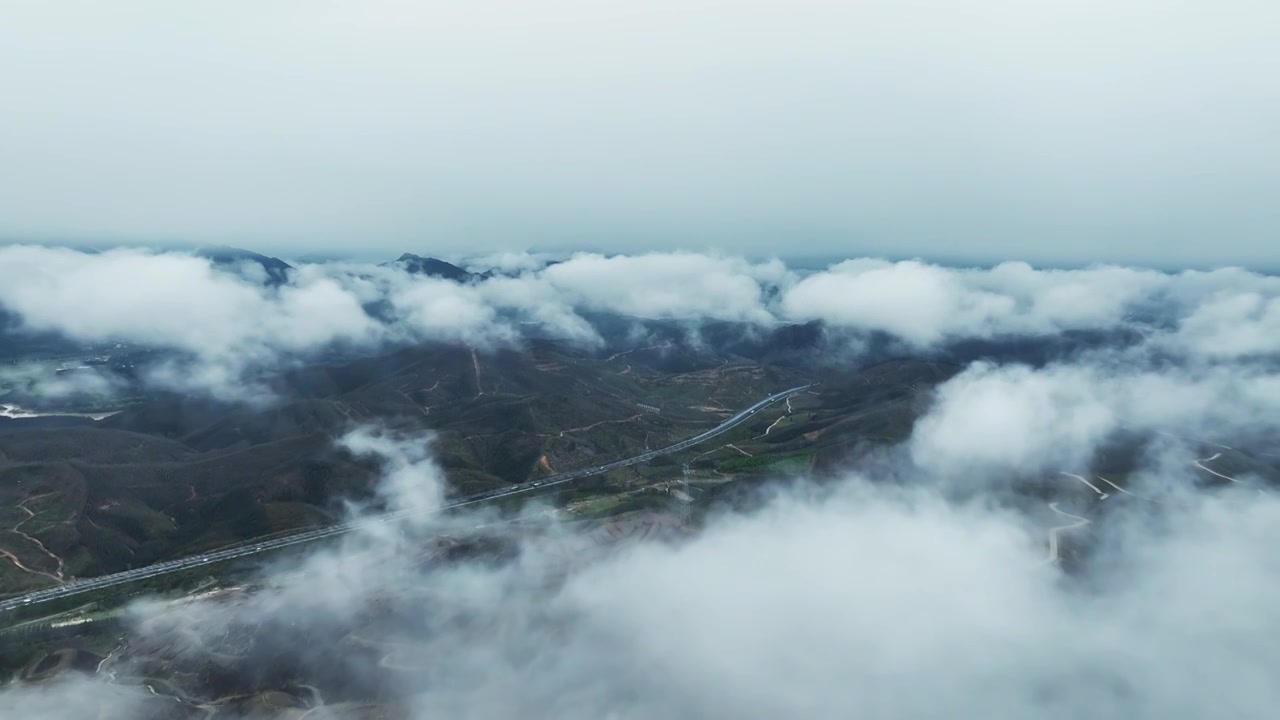 春天桂林山区雨后云雾缭绕中的高速公路视频素材