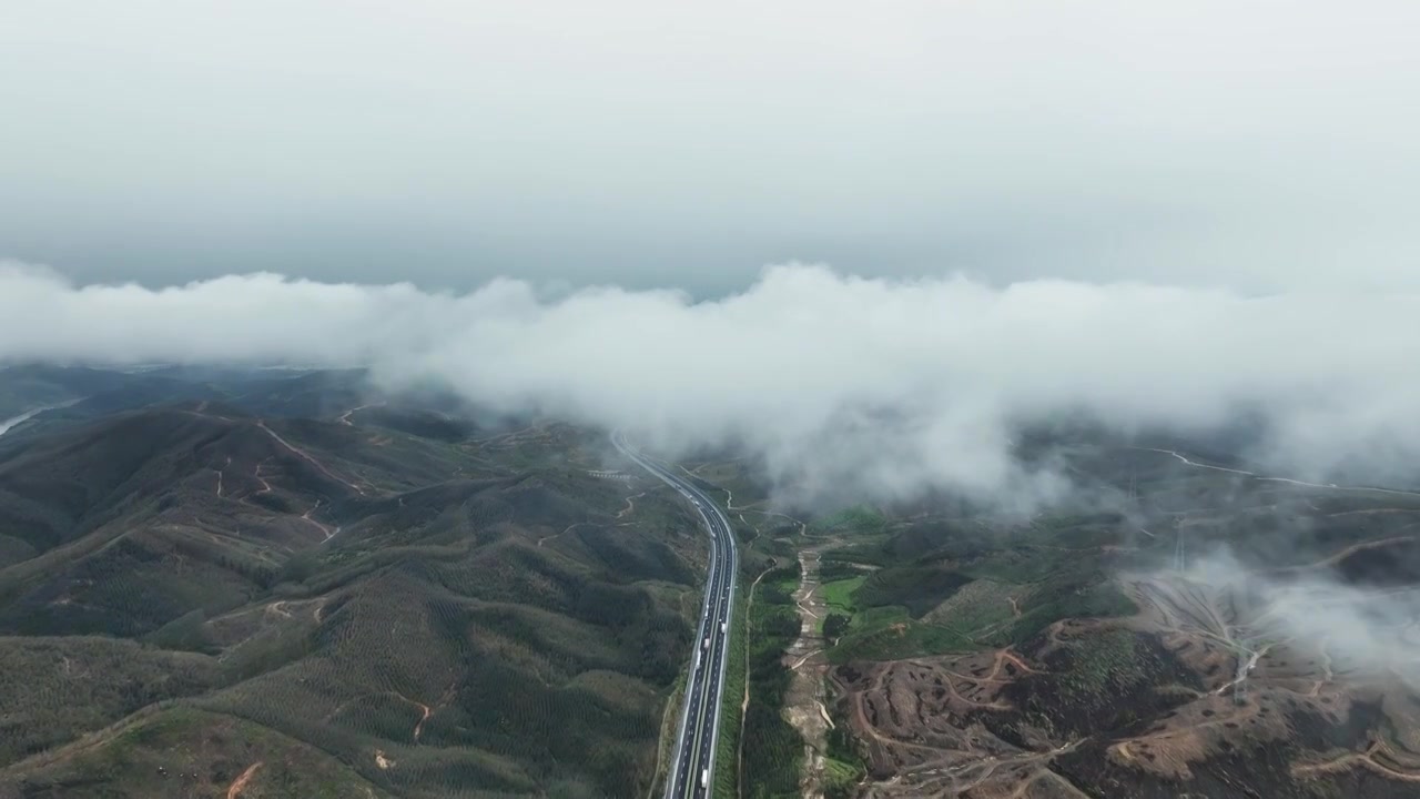 春天桂林山区雨后云雾缭绕中的高速公路视频素材