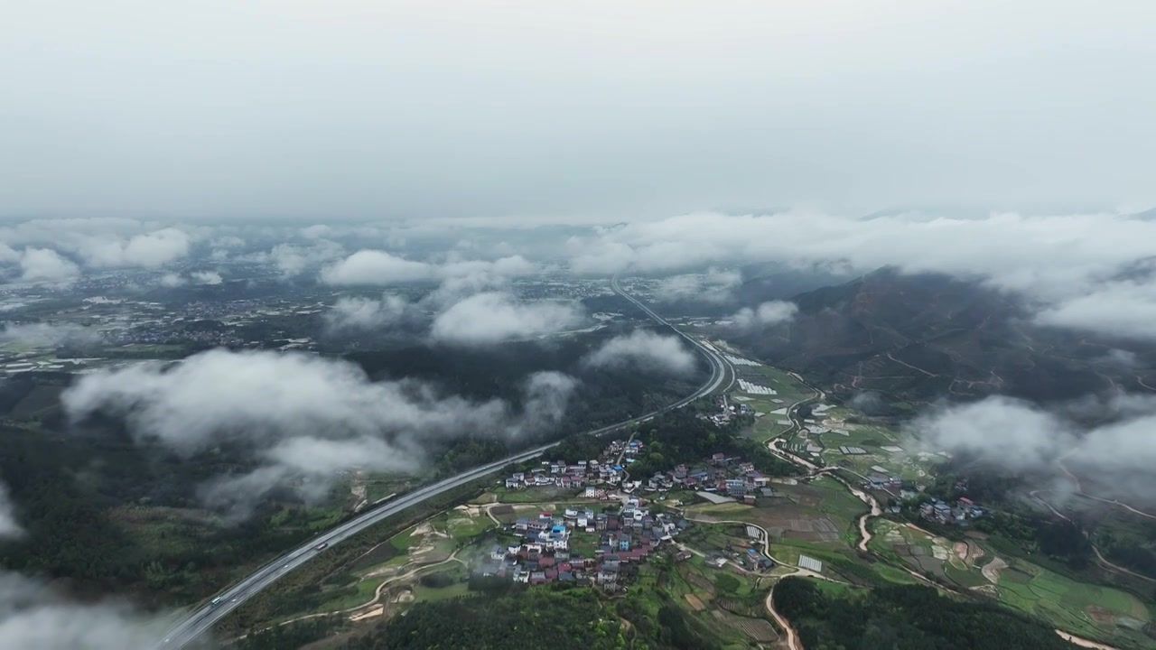 春天桂林山区雨后云雾缭绕中的高速公路视频素材