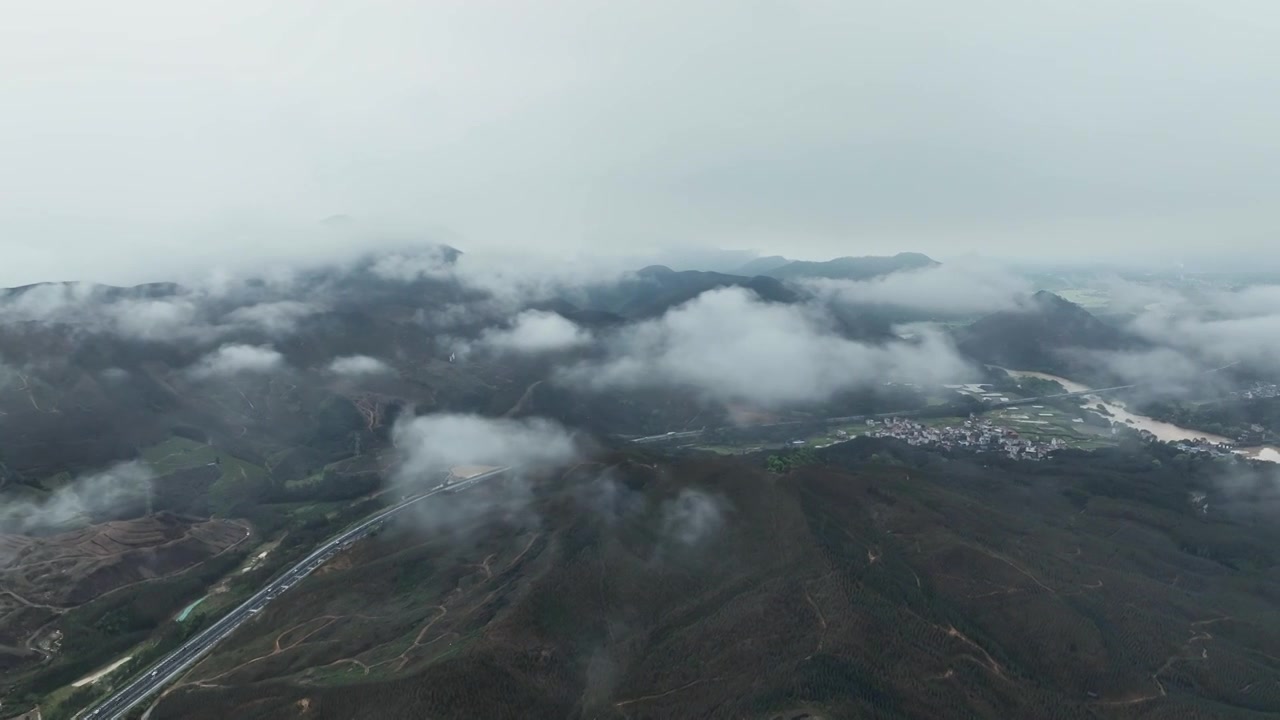 春天桂林山区雨后云雾缭绕中的高速公路视频素材