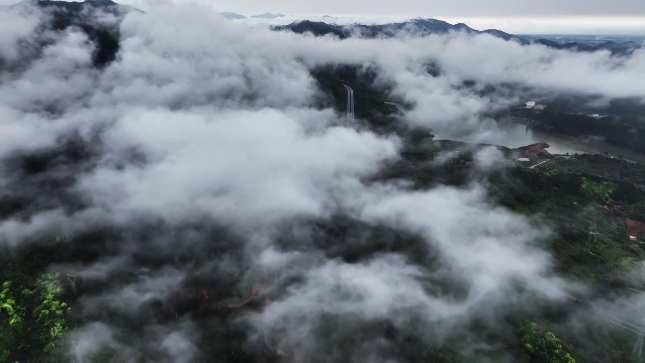 春天雨后桂林山区云雾缭绕下的高速公路视频素材