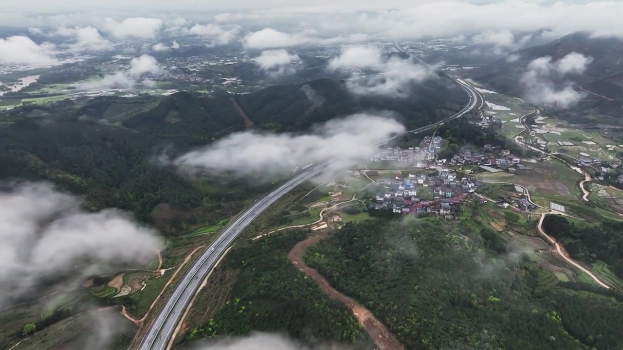 春天雨后桂林山区云雾缭绕下的高速公路视频素材