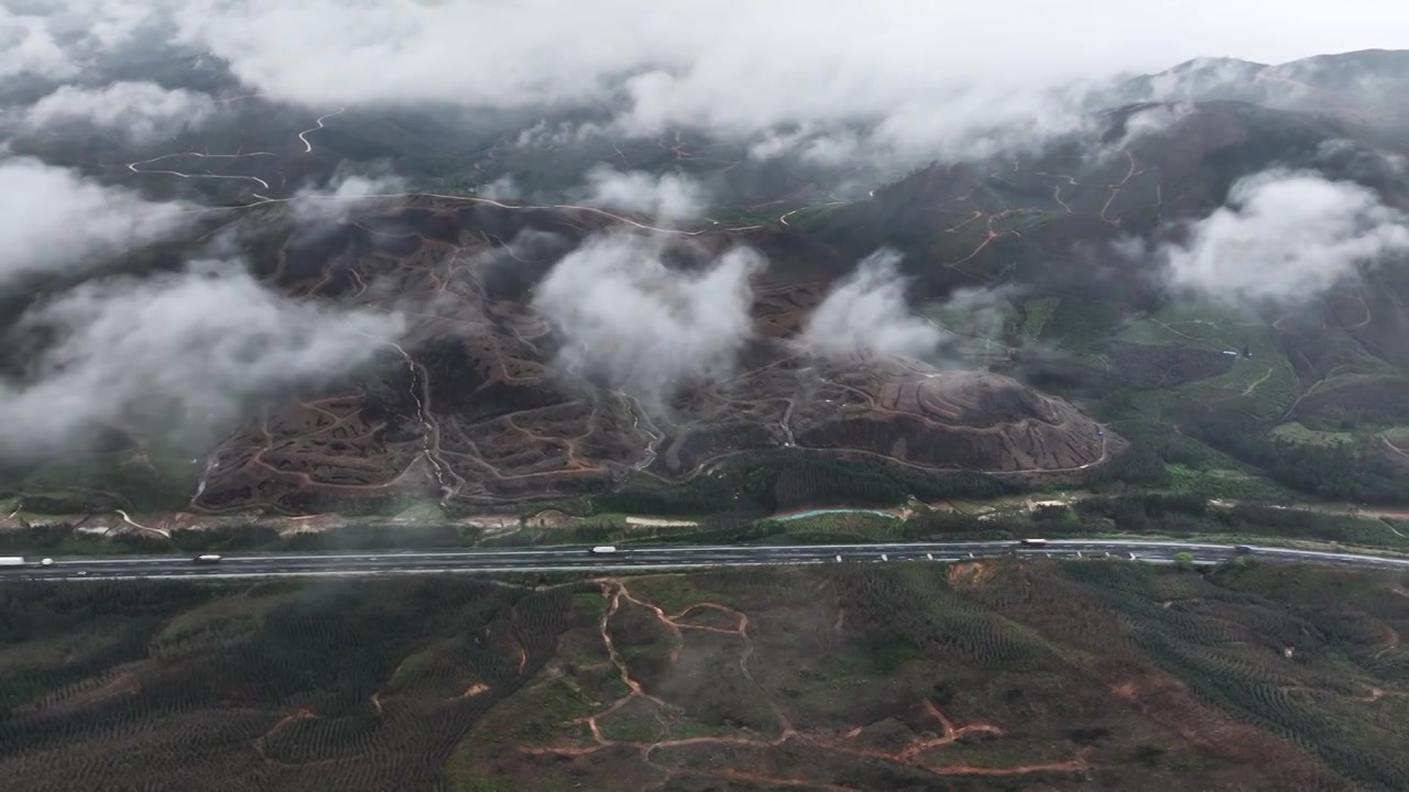 春天雨后桂林山区云雾缭绕下的高速公路视频素材