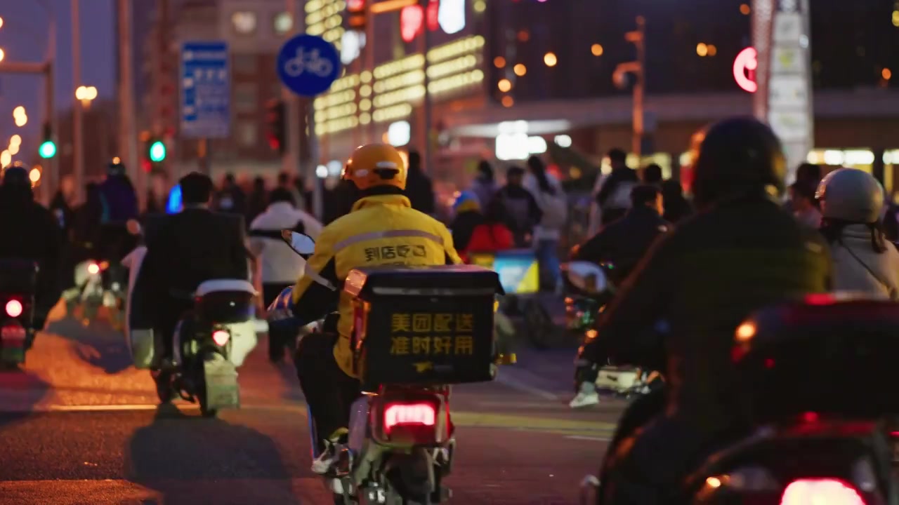 城市夜景下班路上视频下载