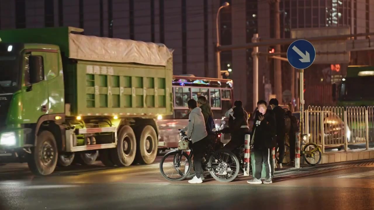 城市夜景下班路上视频下载