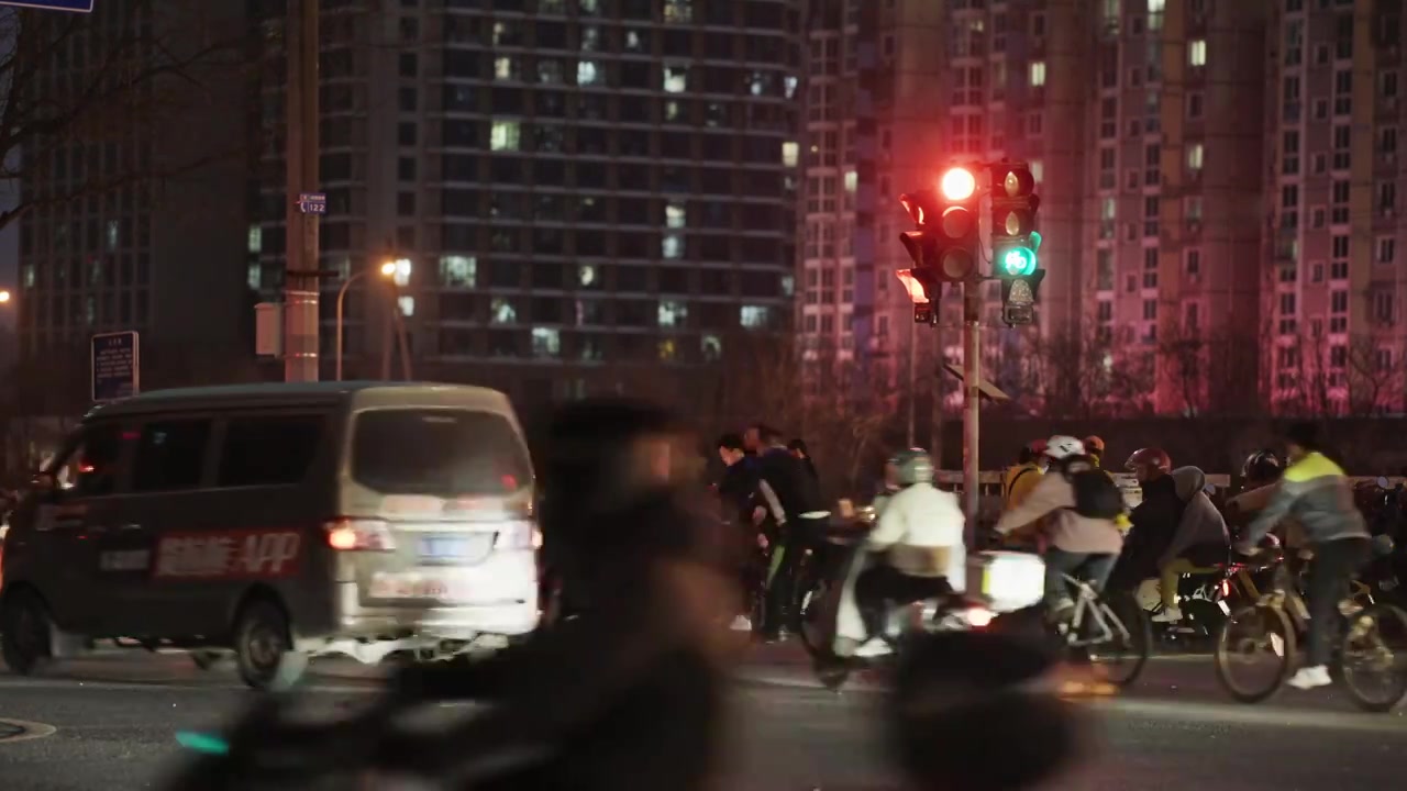 城市夜景下班路上视频下载