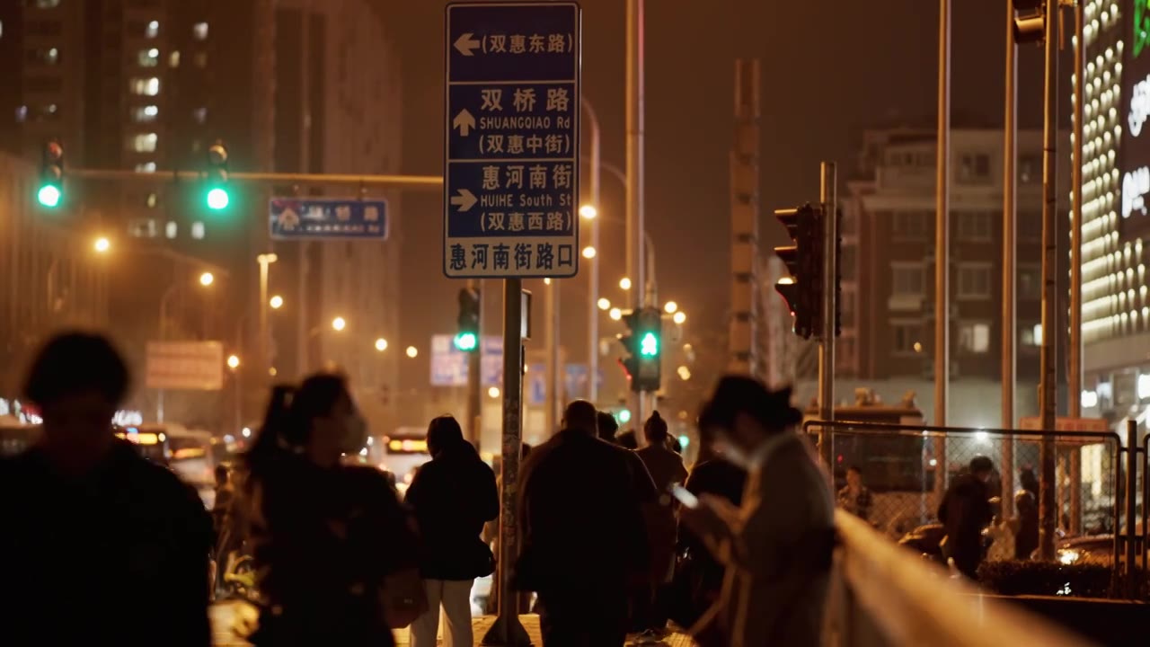 城市夜景下班路上视频素材