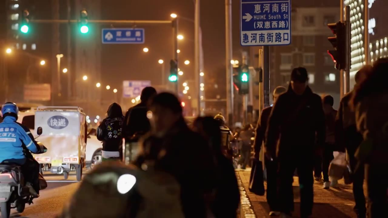 城市夜景下班路上视频素材