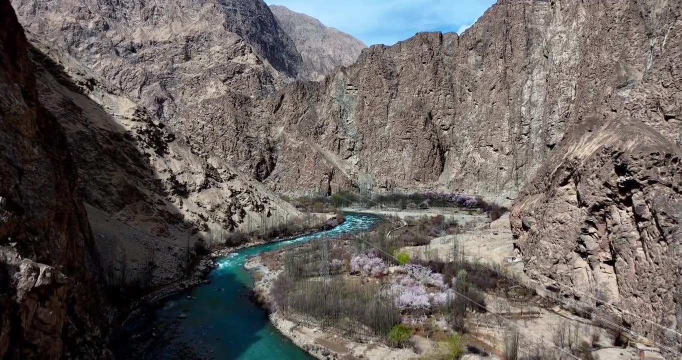 碧绿的河流穿过新疆杏花村 公路边鲜花盛开 南疆旅行视频素材