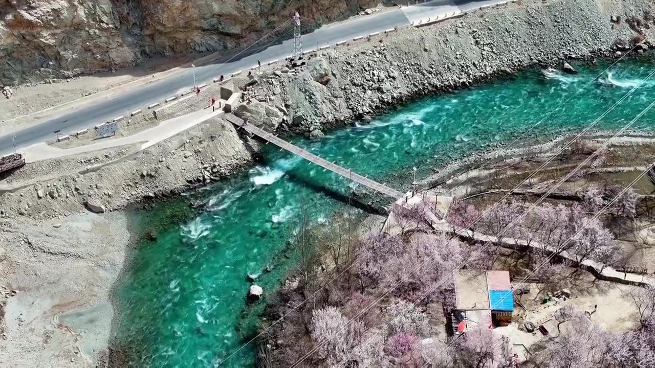 碧绿的河流穿过新疆杏花村 公路边鲜花盛开 南疆旅行视频素材