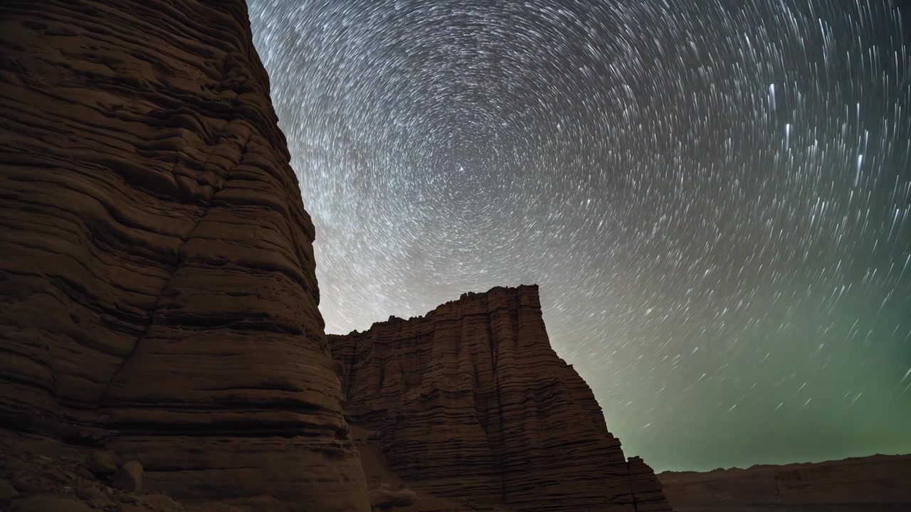 戈壁雅丹的星空星轨延时视频素材