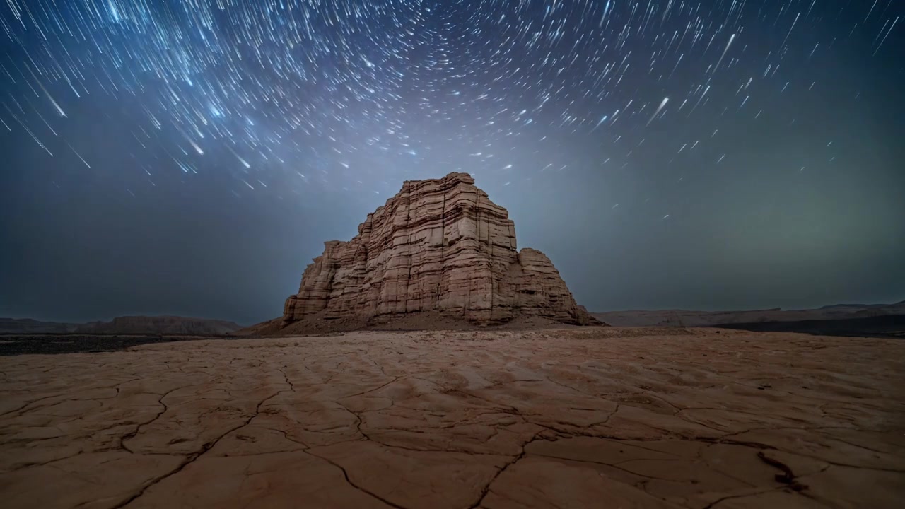 戈壁雅丹的星空星轨延时视频素材