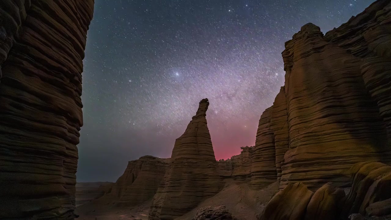 戈壁雅丹的银河星空延时视频素材