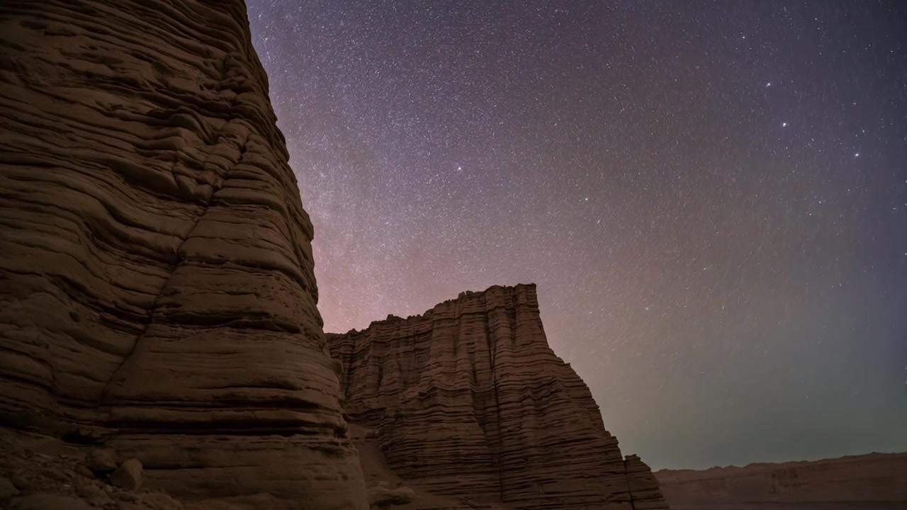 戈壁雅丹的银河星空延时视频素材