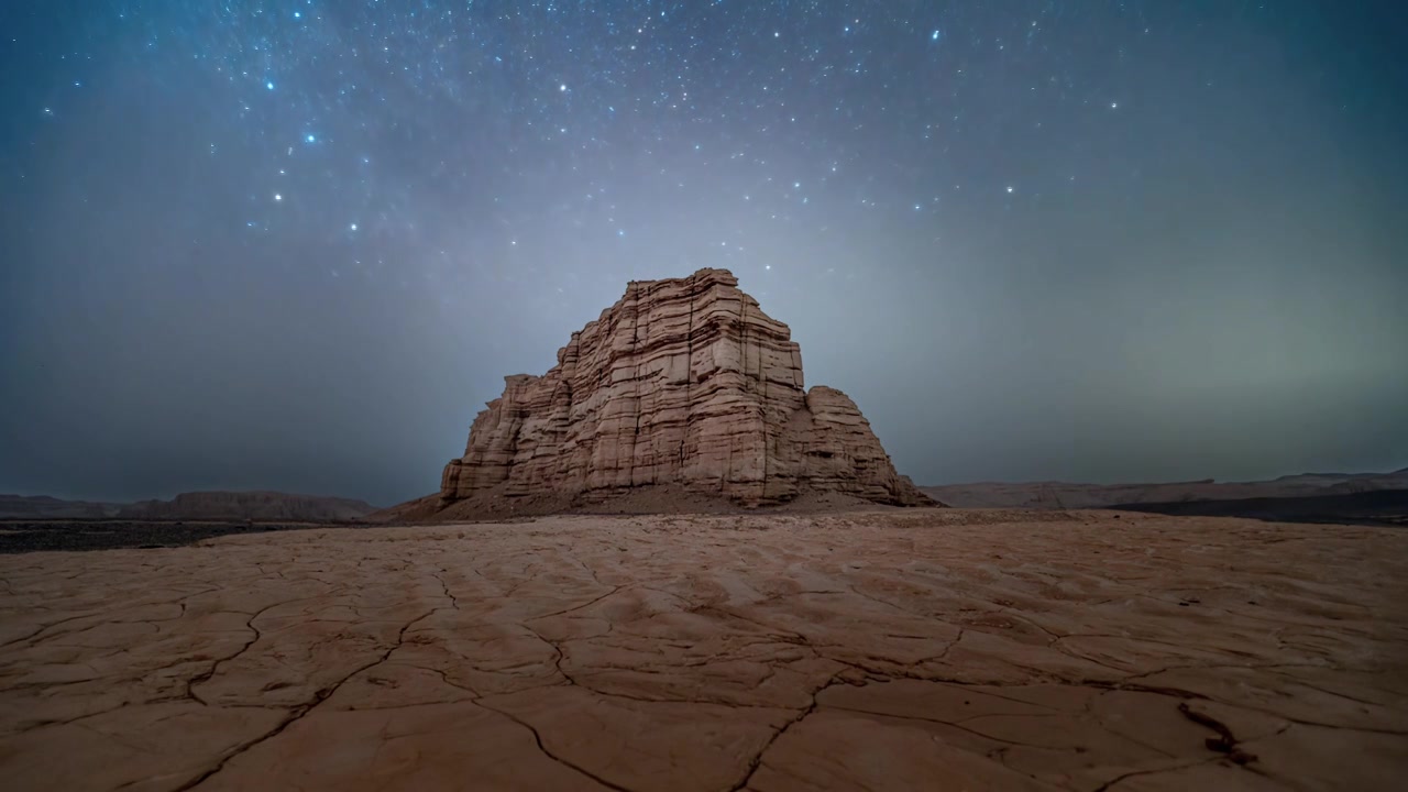 戈壁雅丹的银河星空延时视频素材