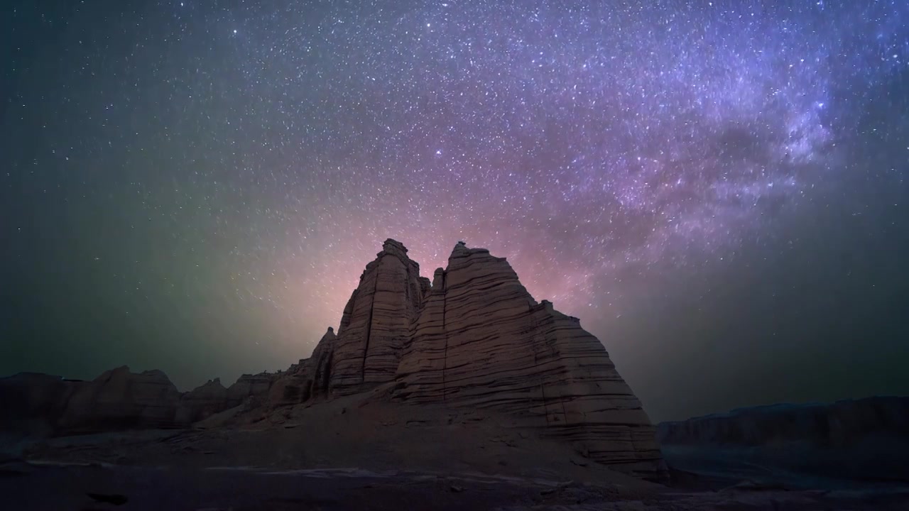 戈壁雅丹的银河星空延时视频素材