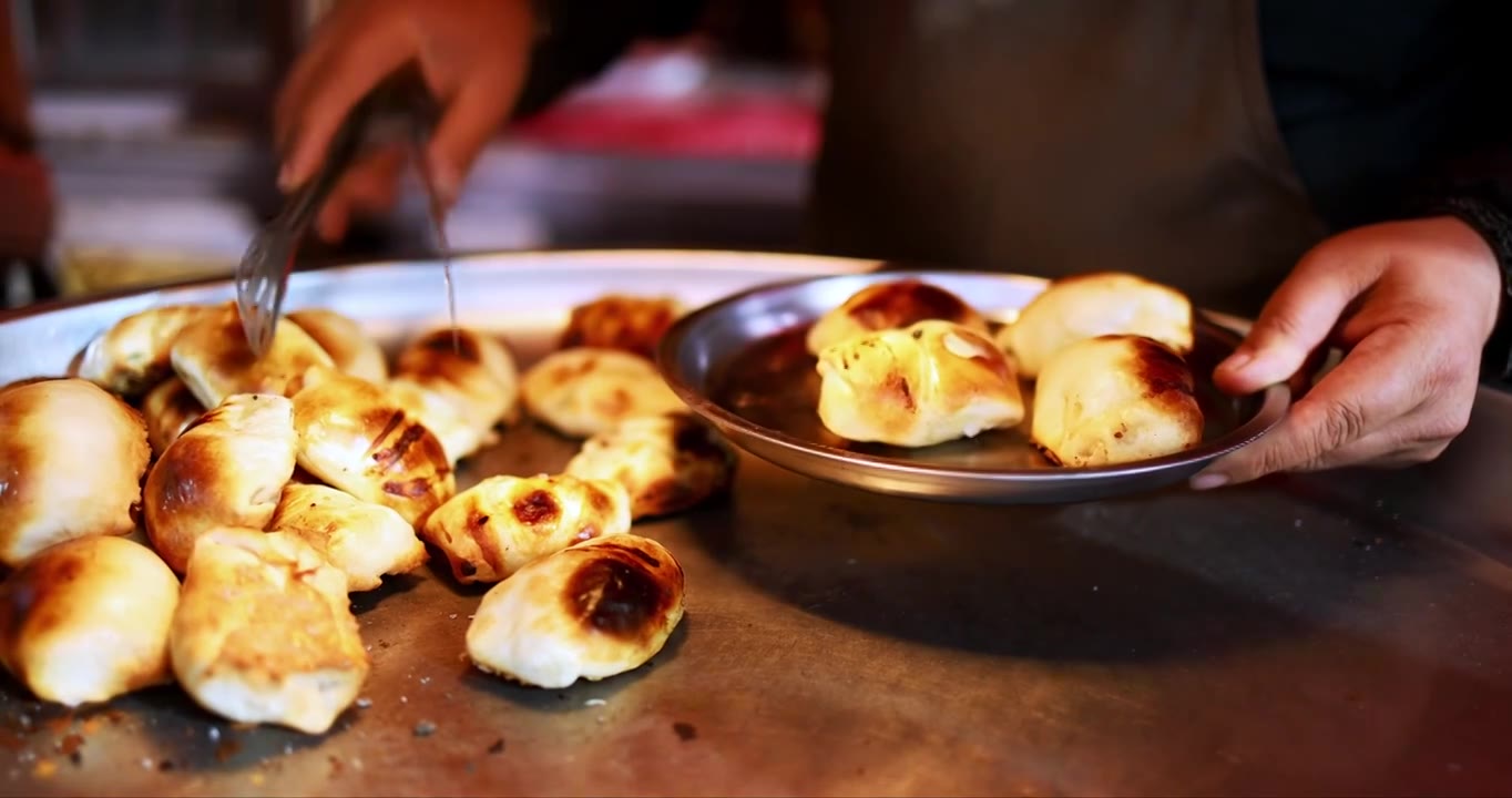 新疆美食烤包子视频素材