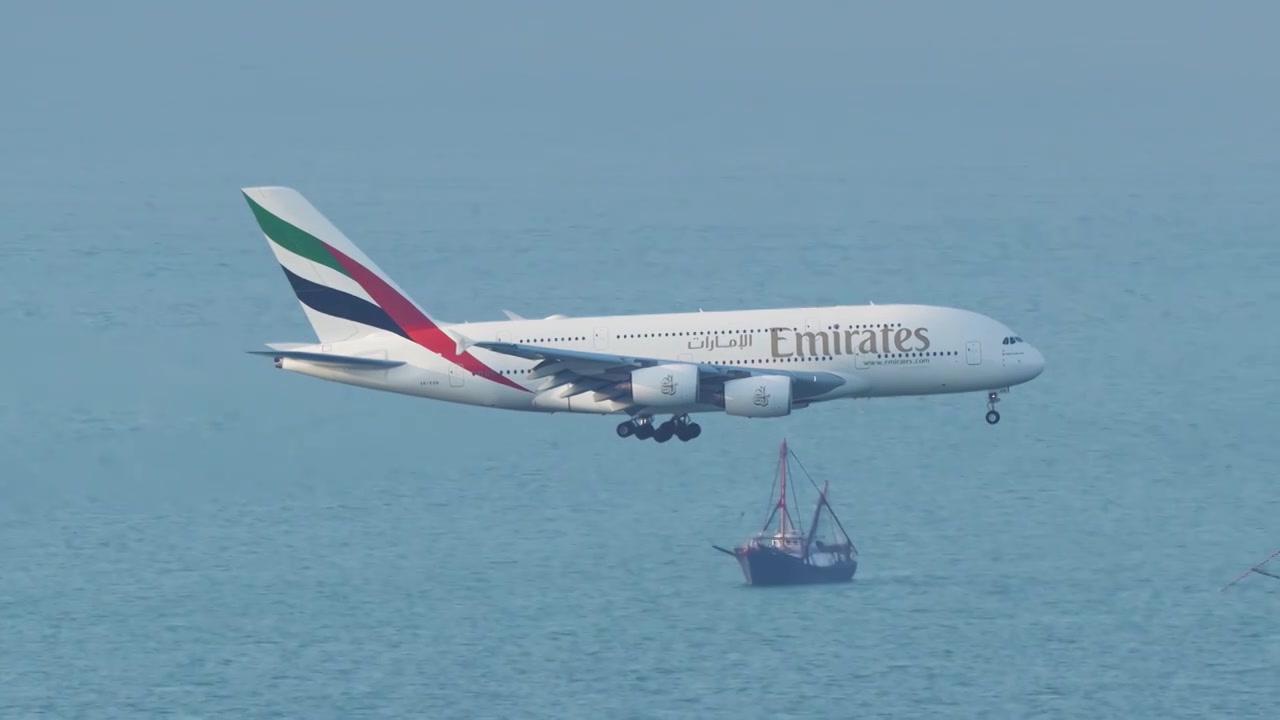 阿联酋航空空客A380降落香港国际机场视频素材