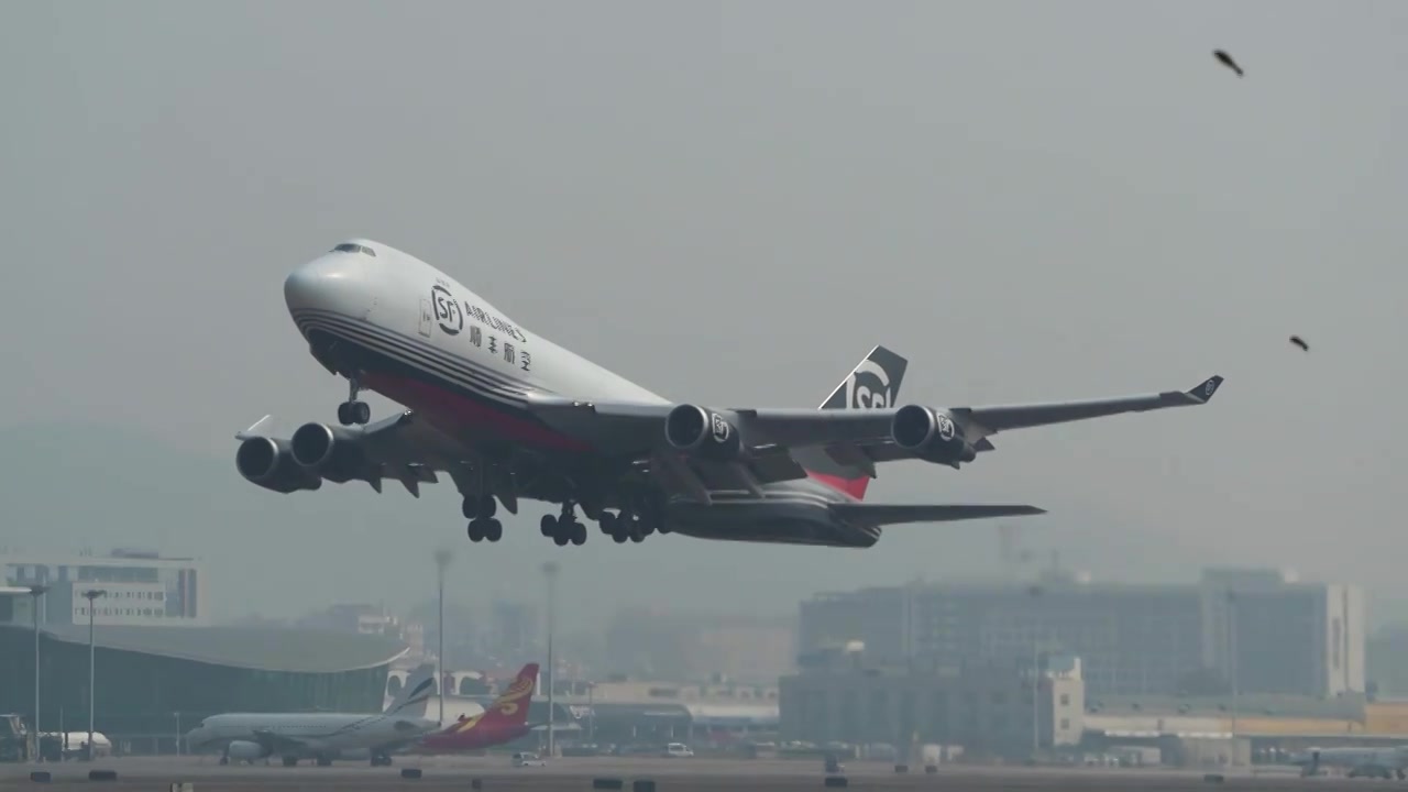 顺丰航空波音747在深圳机场震撼起飞视频素材