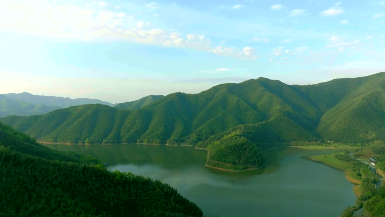 航拍山区水库青山绿水视频素材