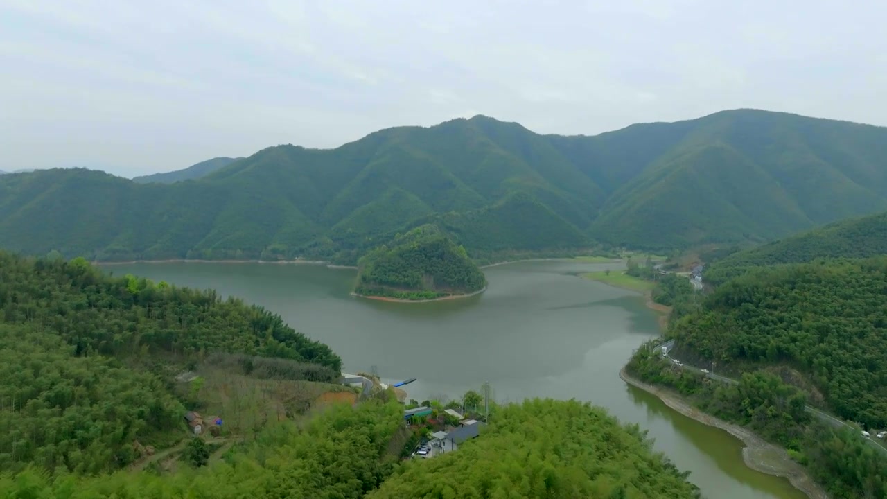 航拍山区水库青山绿水视频素材